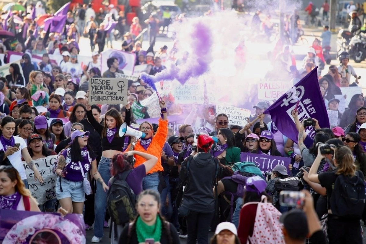 Colectivas feministas durante la marcha por el Día Internacional de la Eliminación de la Violencia contra las Mujeres. 