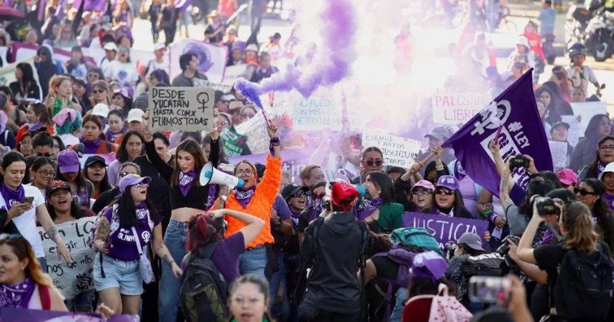 La Jornada - Llama Sheinbaum a que marcha del 25N sea pacífica; blindan el  Zócalo