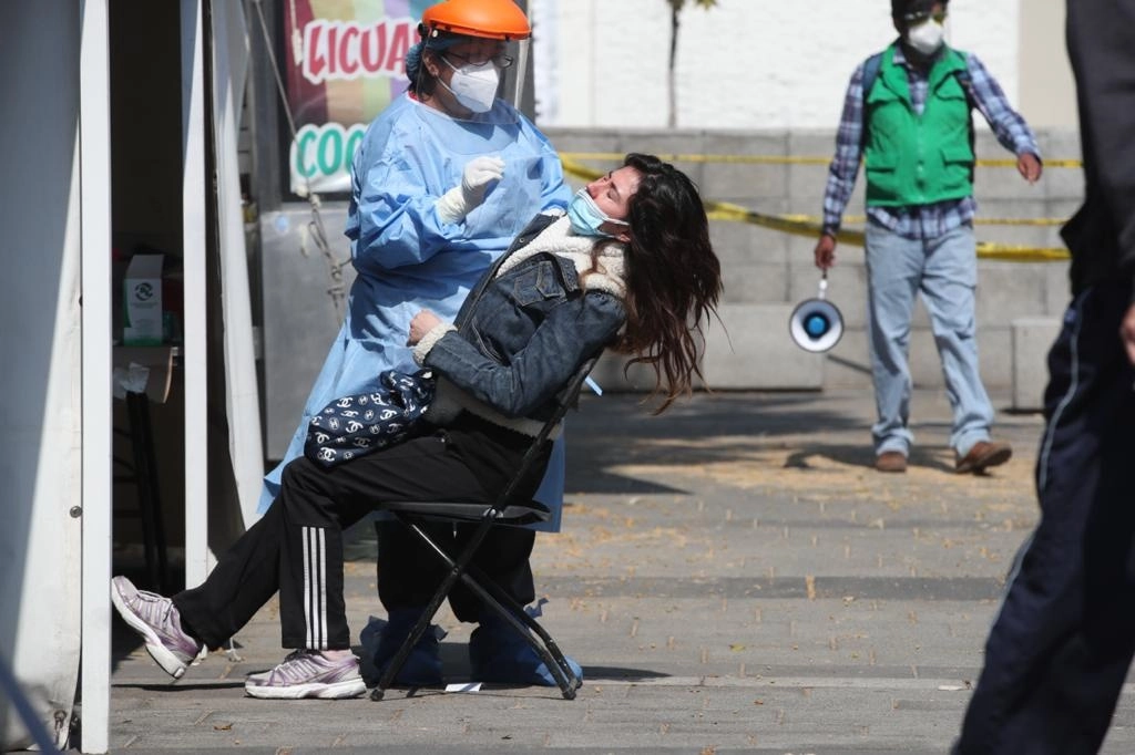 Personal de salud realiza una prueba Covid-19 en un kiosco de la salud en la Ciudad de México, el 19 de marzo de 2021. Foto José Antonio López