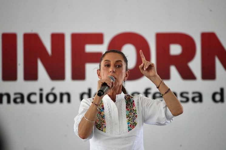 Claudia Sheinbaum llamó a sus simpatizantes a borrar en los siguientes dos días las pintas de 17 bardas alusivas a ella, esto luego que la Comisión de Quejas y Denuncias del Instituto Nacional Electoral ordenó borrar los mensajes, aunque anunció que impugnará la medida. Foto Yazmín Ortega Cortés / Archivo