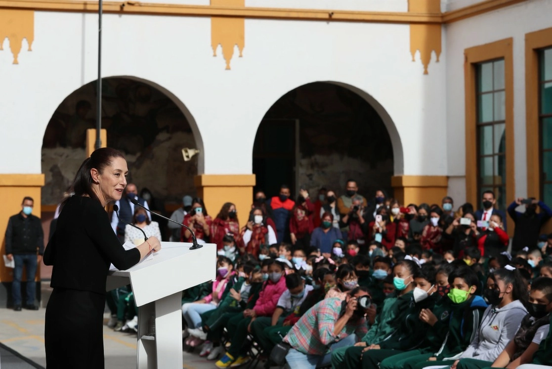 La jefa del Gobierno capitalino, Claudia Sheinbaum, encabeza un recorrido por la escuela primaria Dr. Belisario Domínguez, próxima a cumplir cien años desde su fundación, el 22 de marzo de 2022. Foto Roberto García Ortiz