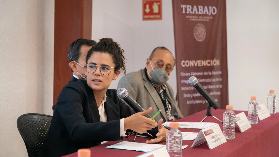 La titular de la STPS, Luisa María Alcale (c,izq) durante una reunión de trabajo. Foto tomada de la cuenta de Twitter @LuisaAlcalde