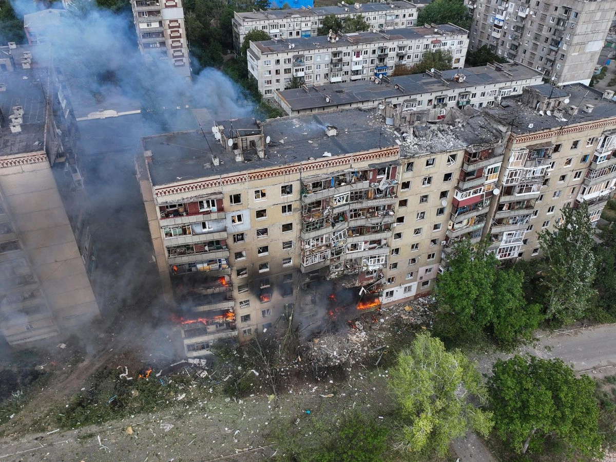 La escena de un ataque aéreo ruso contra un edificio residencial en Kostiantynivka, en la región de Donetsk de Ucrania.