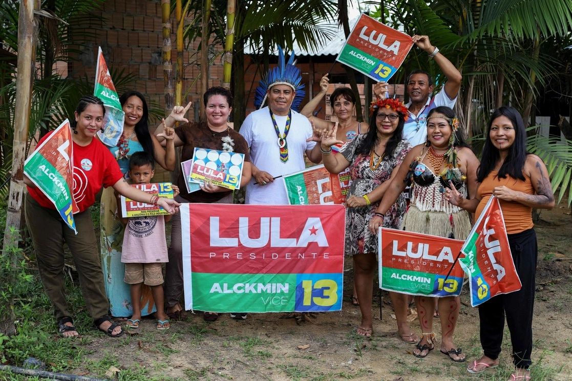 Indígenas de diferentes tribus sostienen banderas y pancartas en apoyo del expresidente de Brasil (2003-2010) y candidato presidencial, Luiz Inacio Lula da Silva, en el barrio Parque das Tribos en Manaus, estado de Amazonas, Brasil. Foto Afp