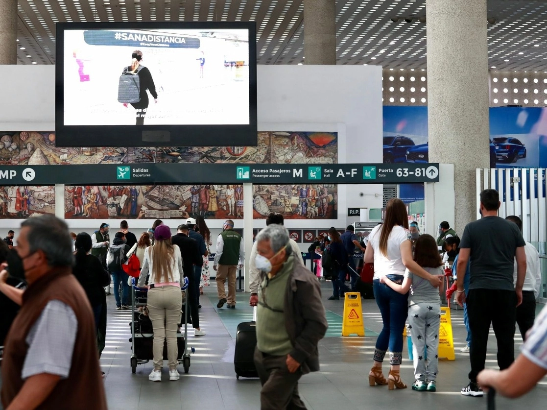 El Consejo Mundial de Viajes y Turismo pidió a los gobiernos de todo el mundo eliminar el concepto de “países de alto riesgo” por los contagios de Covid-19. En imagen de archivo, viajeros en el Aeropuerto Internacional de la Ciudad de México. Foto Luis Castillo / Archivo