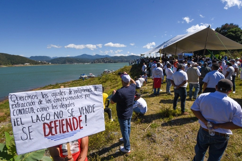 Pobladores de Valle de Bravo, estado de México, durante la manifestación de ayer frente a la presa Miguel Alemán, para exigir a las autoridades acciones urgentes a fin de evitar que el embalse que abastece a la Ciudad de México y municipios conurbados se seque por completo antes de marzo de 2024. Foto Cuartoscuro
