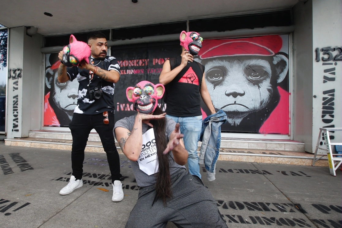 El colectivo VIHveLibre protesta en demanda de aplicación de la vacuna contra la viruela del mono. Foto Guillermo Sologuren / Archivo