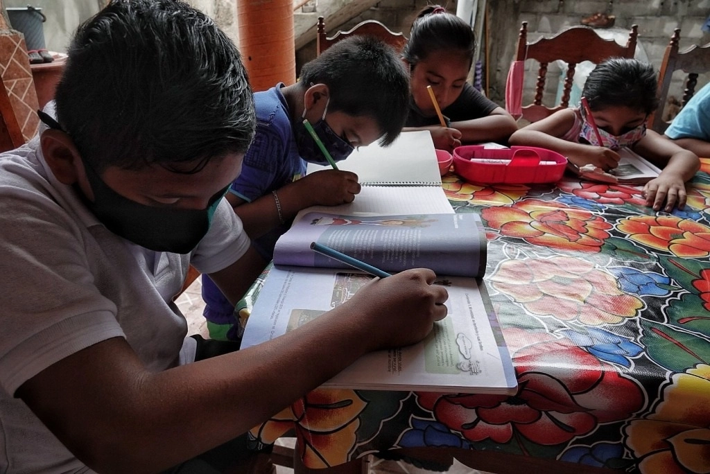 Niños en Juchitán, Oaxaca enfrentan el inicio del nuevo ciclo escolar entre la pobreza y el rezago tecnológico. Foto Cuartoscuro / Archivo