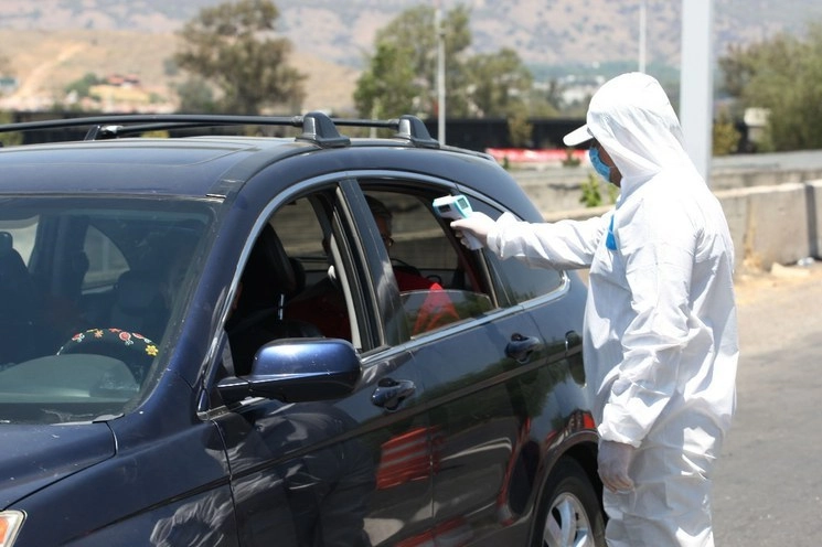 Realizan toma de lectura de temperatura y reparten gel anti bacterial para tratar de evitar el contagio de Covid-19 en la carretera Guadalajara-Colima. Foto Arturo Campos Cedillo