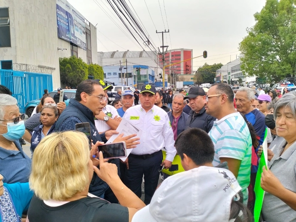 Autoridades atienden a ciudadanos inconformes por la falta de suministro de agua. Foto La Jornada