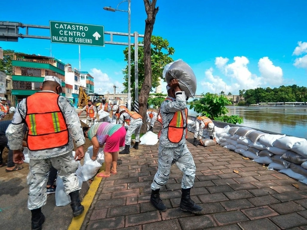 Elementos del Ejército colocaron costales con arena en el borde del malecón de Villahermosa, por donde pasa el río Grijalva, el 11 de noviembre de 2020. Foto Afp