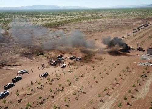 Un dron de la familia LeBarón grabó la quema de camionetas el pasado 30 de abril, tras un enfrentamiento con ejidatarios que denunciaron la explotación ilegal de pozos en el rancho La Mojina, ubicado en el municipio de Buenaventura, Chihuahua. Foto La Jornada / archivo 