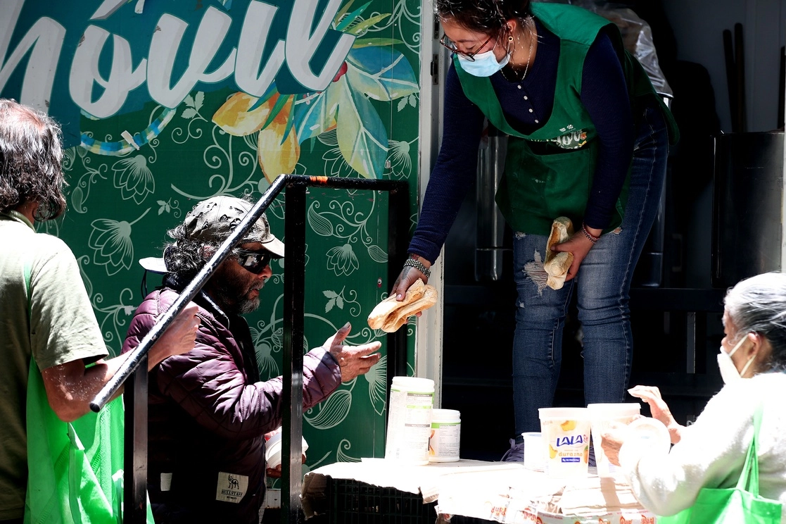 Comedor móvil en el parque de los Venados en la Ciudad de México. Foto José Antonio López  / Archivo 