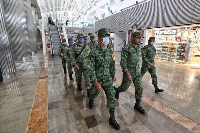 Militares en la Terminal 1 del AICM en imagen de archivo. Foto Marco Peláez