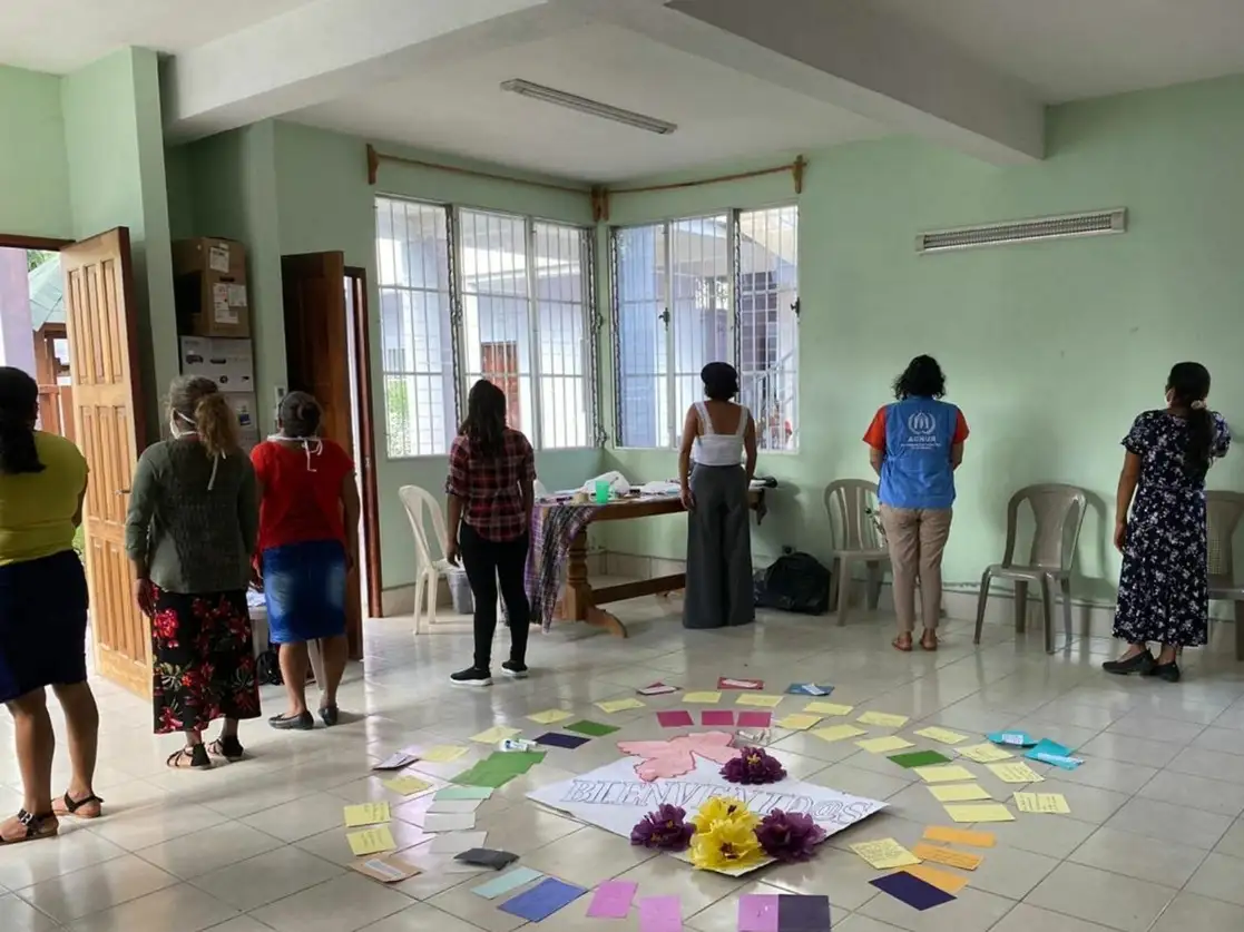 Mujeres refugiadadas durante un taller sobre violencia de geénero en Petén, Guatemala. Foto tomada del Twitter de @ACNURamericas
