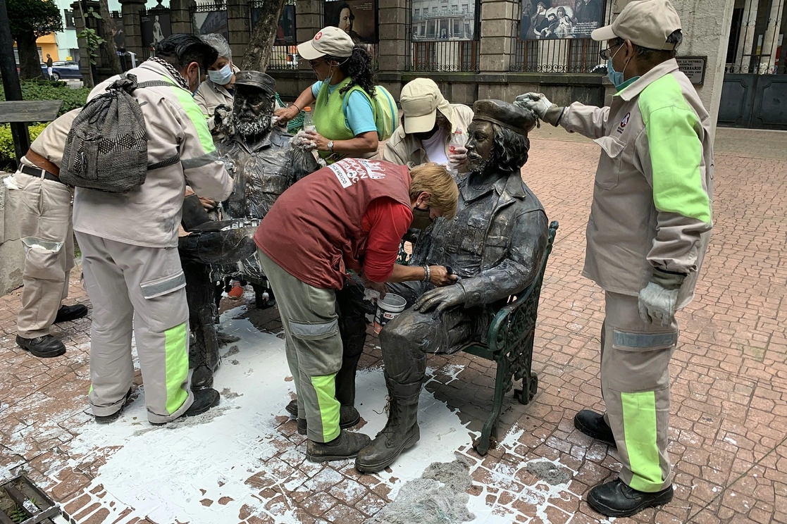 Personal de limpia del Gobierno capitalino retiró la pintura arrojada a las dos estatuas. Foto José Antonio López


