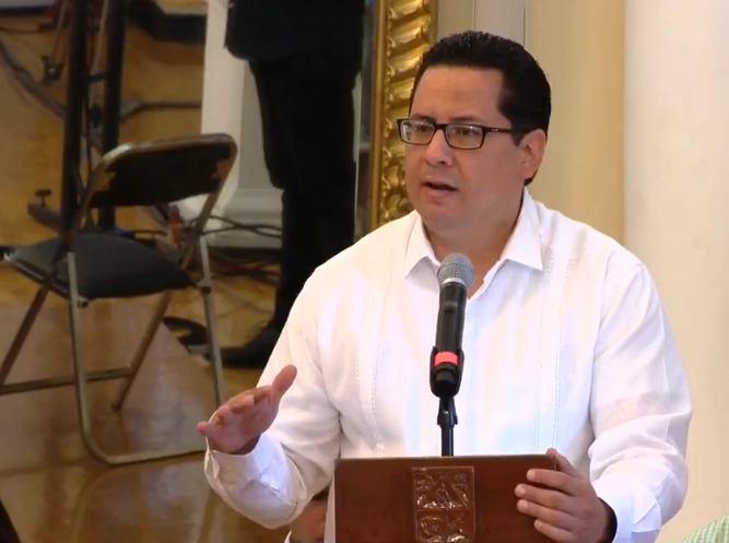 El secretario de Salud de Sonora, José Luis Alomía. Imagen tomada del video emitido en la cuenta de Twitter @ssaludsonora