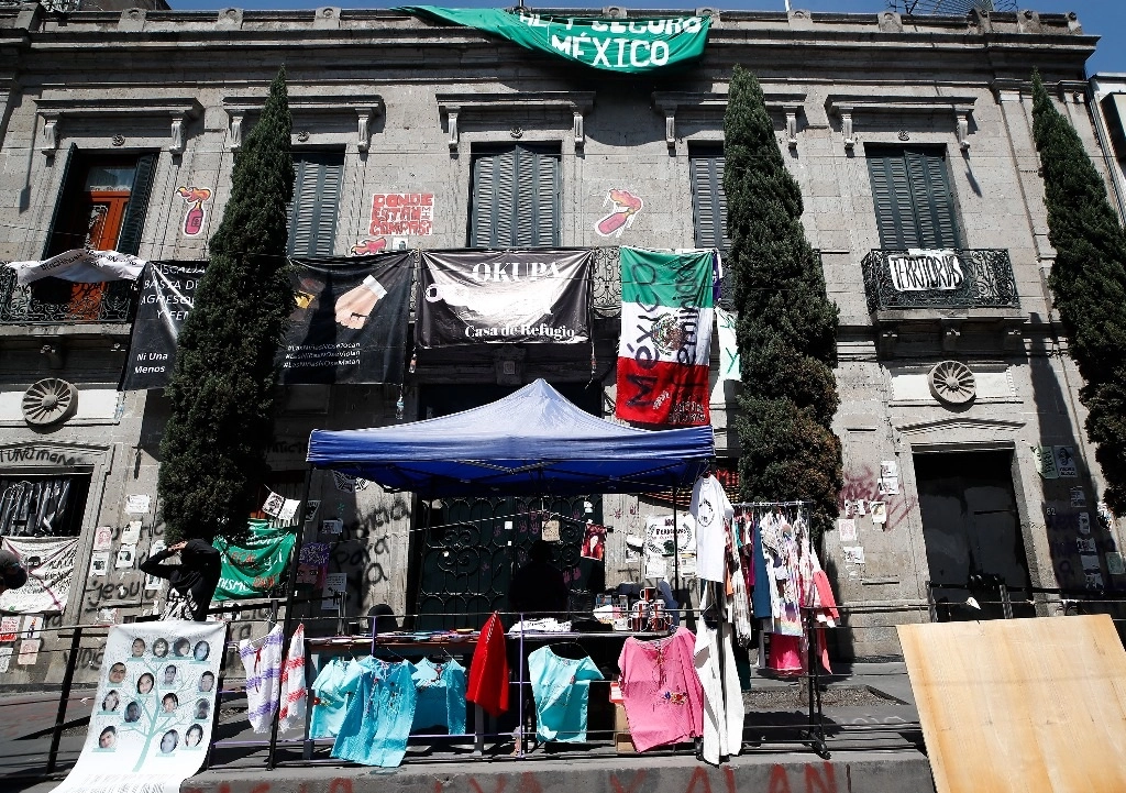 El Colectivo ‘Bloque Negro’, que llamó a vandalizar las instalaciones del IPN, es el mismo que mantiene tomada la CNDH. Foto Víctor Camacho