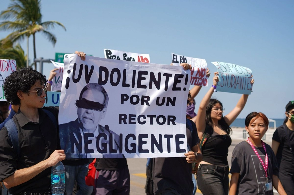 Cabe recordar que el actual conflicto al interior de la máxima casa de estudios del estado de Veracruz se desprende de la prórroga otorgada a Aguilar Sánchez para continuar en la rectoría durante cuatro años, tras haber concluido su período designado.

