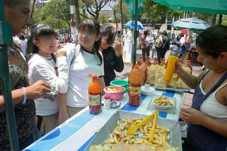 De las 9 mil 381 escuelas en todo el territorio nacional, en 98 por ciento venden comida chatarra; en 76 por ciento ofrecen refrescos con azúcar y en 93 por ciento permiten el acceso a los menores de bebidas azucaradas, mientras que 75 por ciento de los planteles reportaron venta de comida chatarra al exterior de sus instalaciones. Foto Cuartoscuro / Archivo 