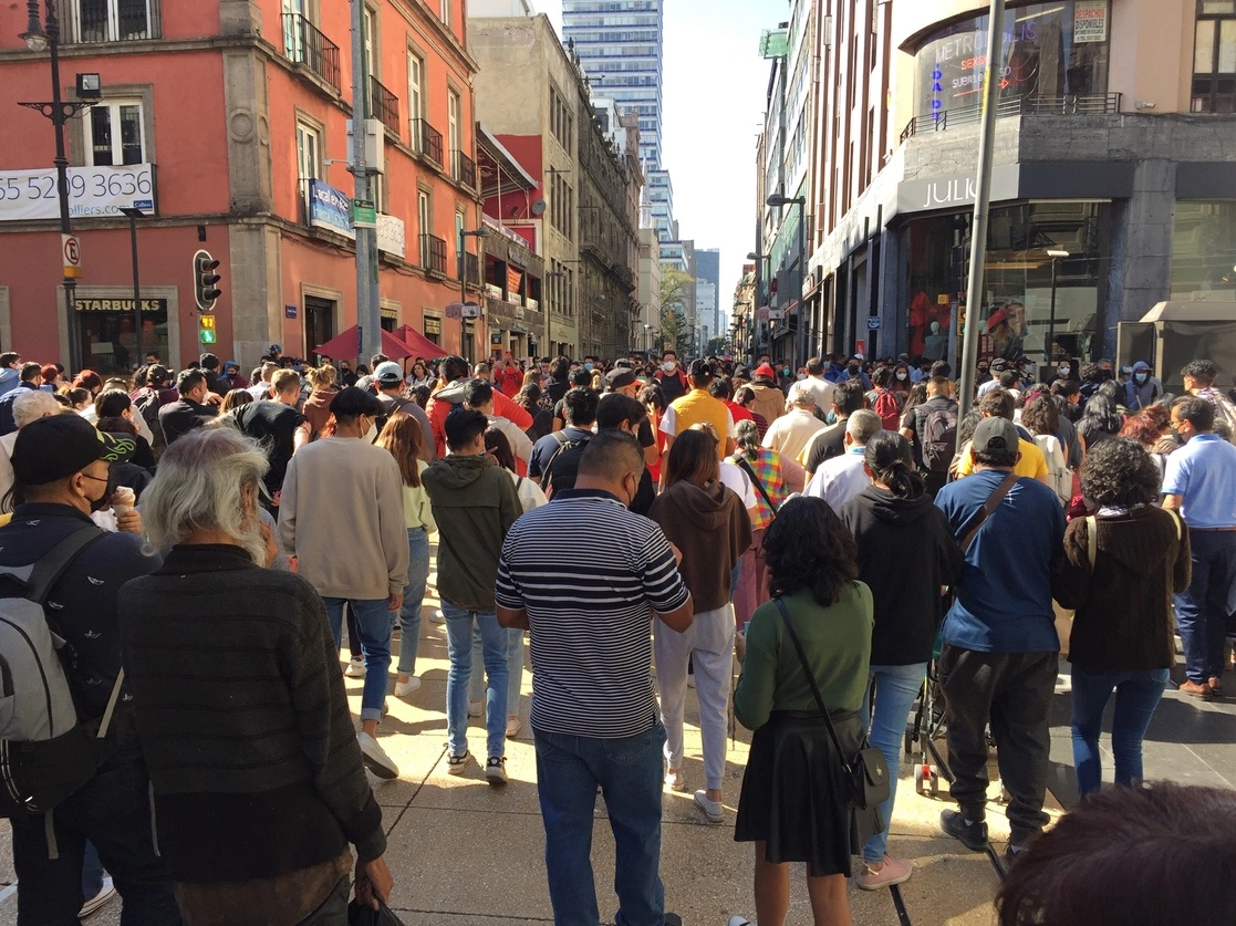 Las calles de la Ciudad de México, en especial las del Centro Histórico (en la imagen), se han visto saturadas en los días recientes por la vorágine de las festividades de fin de año. Ante las constantes aglomeraciones, las autoridades de la ciudad recomiendan a los capitalinos mantener y respetar las medidas sanitarias para evitar que se aceleren los contagios. Foto Guillermo Sologuren