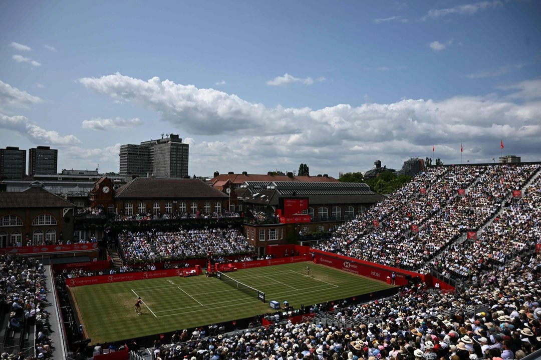 Vista general del estadio Andy Murray durante la final individual femenina de tenis entre la estadunidense Amanda Anisimova y la alemana Tatjana Maria en el último día del Campeonato de Tenis HSBC WTA en el Queen's Club en el oeste de Londres el 15 de junio de 2025. Foto