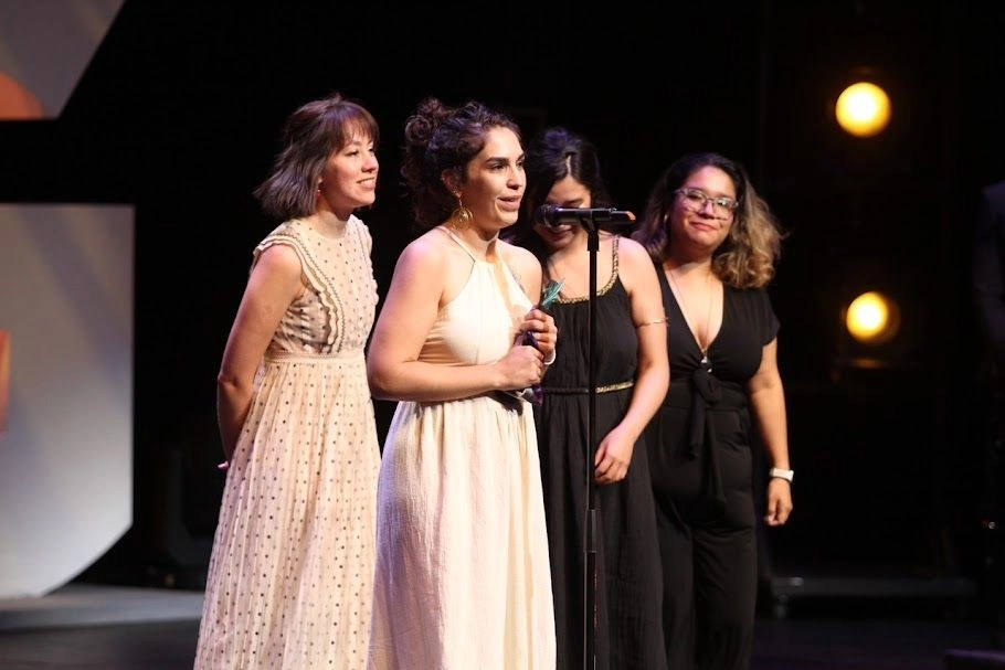 La directora Indira Cato en la ceremonia de premiación del FICG 40. Dijo: la cinta “retrata a mujeres muy poderosas y fue hecha por mujeres muy chingonas”. Foto