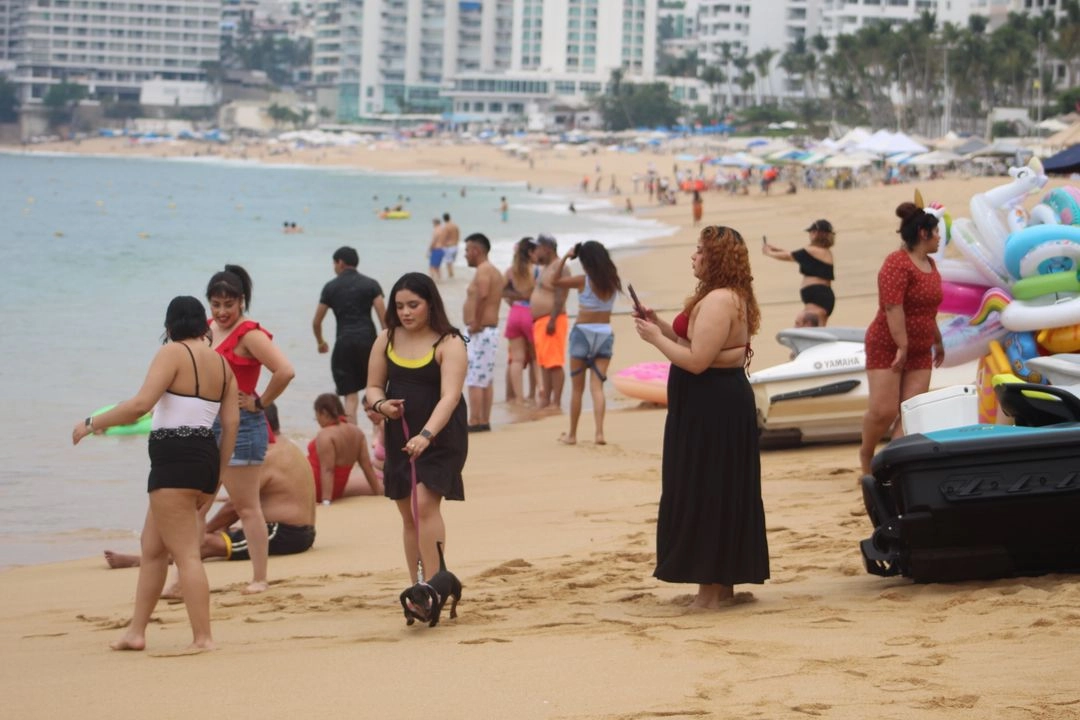 Durante el periodo vacacional de los día santos, poco más de 187 mil turistas llegaron a Acapulco, Guerrero, destacó la Sectur. Foto 