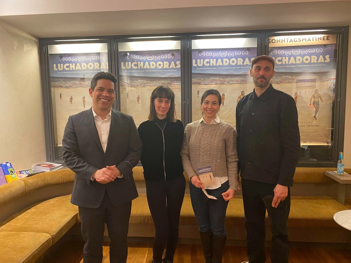 Los cineastas Paola Calvo y Patrick Jasim (primero y tercera de izquierda a derecha), acompañados por el embajador de México en Alemania, Francisco Quiroga, y su esposa. Foto cortesía para La Jornada 