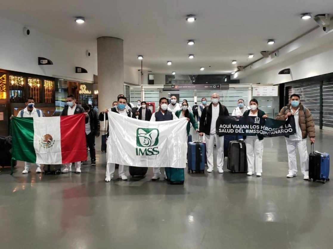 Personal del IMSS, procedente de diferentes estados, llegó al Aeropuerto Internacional de la Ciudad de México para unirse a las tareas sanitarias en el Valle de México, que está en semáforo rojo debido al incremento de casos de Covid-19. Foto tomada del Twitter de @Tu_IMSS