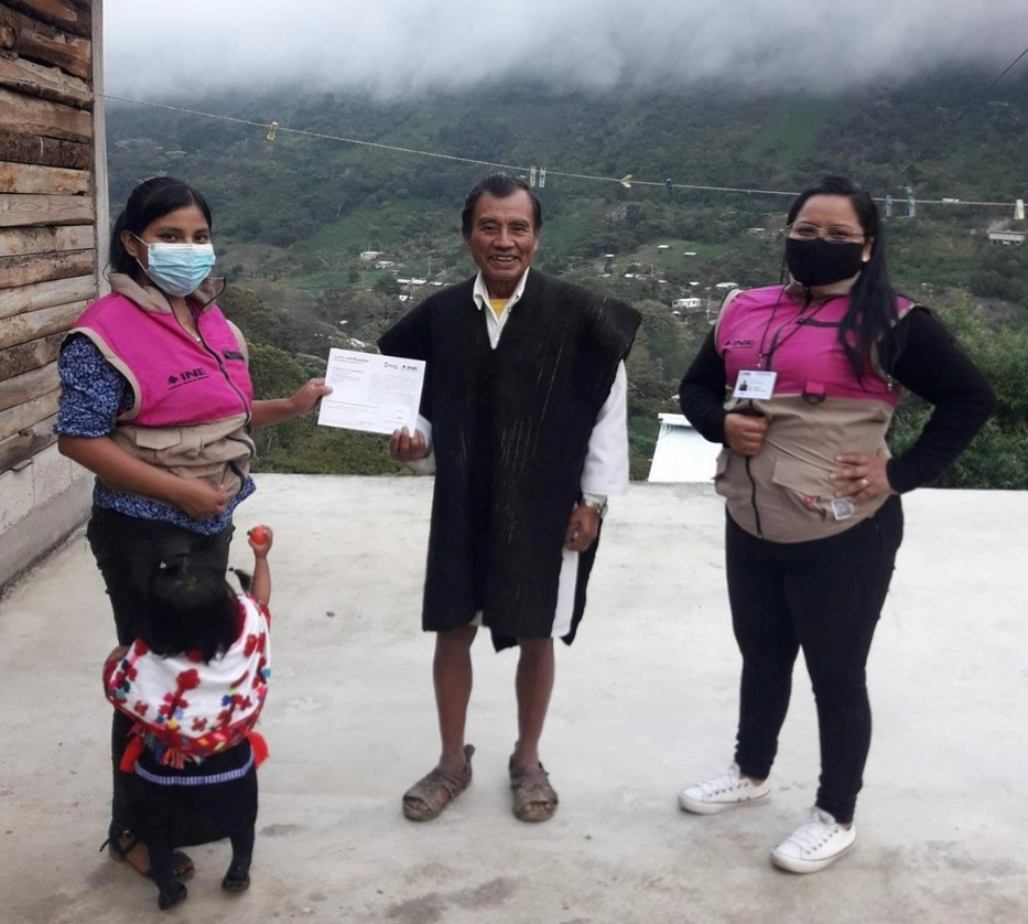 Visita de Capacitadores y Capacitadoras Asistentes Electorales (CAES) a los ciudadanos que formarán parte de las casillas para el proceso de revocación de mandato en Chiapas. Foto Cuartoscuro / Archivo