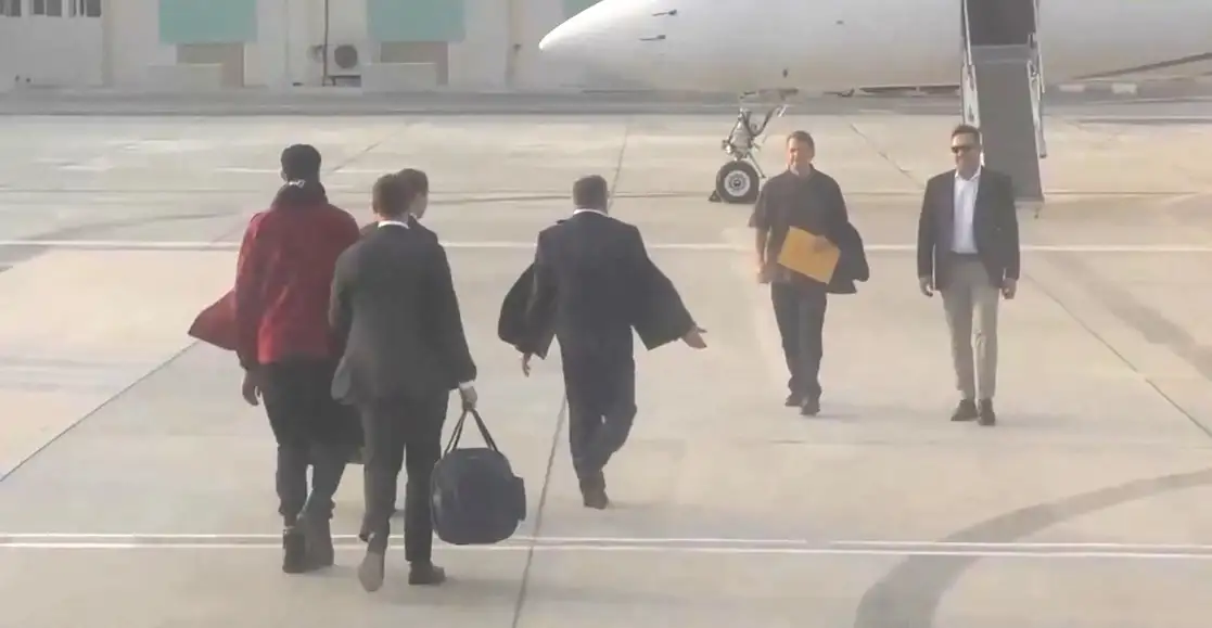 La estrella del baloncesto estadunidense Brittney Griner (izq.) durante el intercambio de prisioneros con Viktor Bout (2ndR), un notorio traficante de armas ruso, en el asfalto del aeropuerto de Abu Dhabi, el 8 de diciembre de 2022. Foto Afp