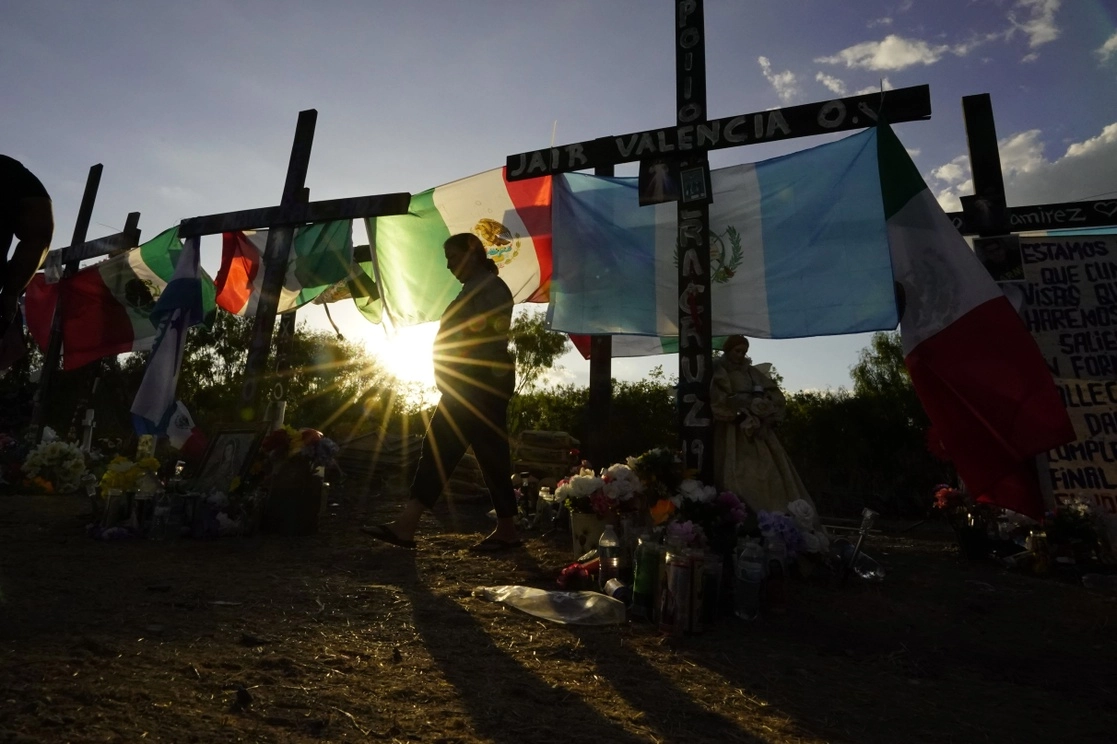 Monumento improvisado en memoria de los migrantes fallecidos al ser abandonados en la caja de un tráiler en San Antonio, Texas. Foto Ap / Archivo