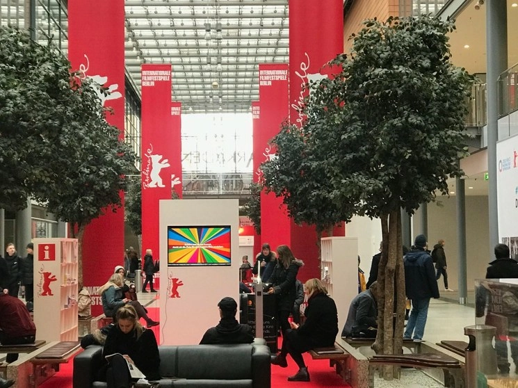 Puesto de venta de localidades para el festival de cine de Berlin, encuentro cinematográfico europeo con especial atención al espectador. Foto Alia Lira Hartmann 