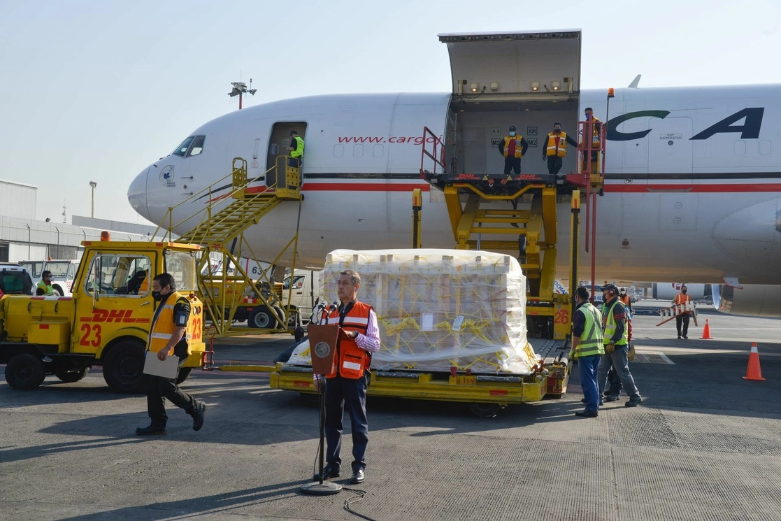 El director de Birmex, Pedro Zenteno, durante la llegada del avión con un lote de 327 mil 600 dosis de la vacuna contra el Covid-19 de la farmacéutica Pfizer al Aeropuerto Internacional de la Ciudad de México, el 9 de abril de 2021. Foto Cuartoscuro