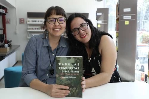 Ave Barrera y Lola Horner, traductoras de 'Fábulas feministas y otros textos' de la escritora india Suniti Namjoshi (editorial Paraíso Perdido), durante la entrevista con La Jornada. Foto Yazmín Ortega Cortés