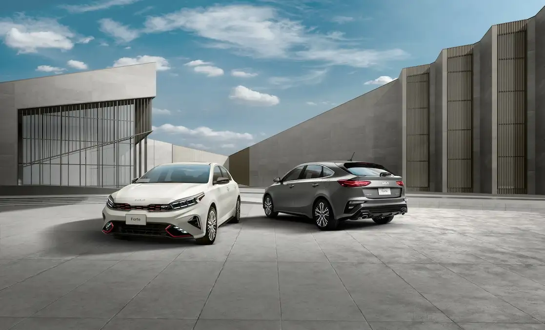 Los atractivos cambios que vimos en la versión sedán, llegan al Hatchback, para elevarlo al siguiente nivel de deportivismo y tecnología de manejo.
Fotos. Cortesía Kia de México.
