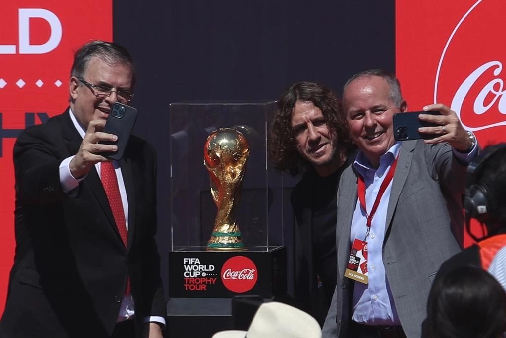 El secretario de Relaciones Exteriores, Marcelo Ebrard, Roberto Mercade, presidente de Coca Cola México y Carles Puyol durante llegada de la Copa de Futbol Qatar al Aeropuerto Internacional Felipe Ángeles, en Santa Lucía, el 15 de octubre del 2022. Foto Yazmin Ortega Cortés