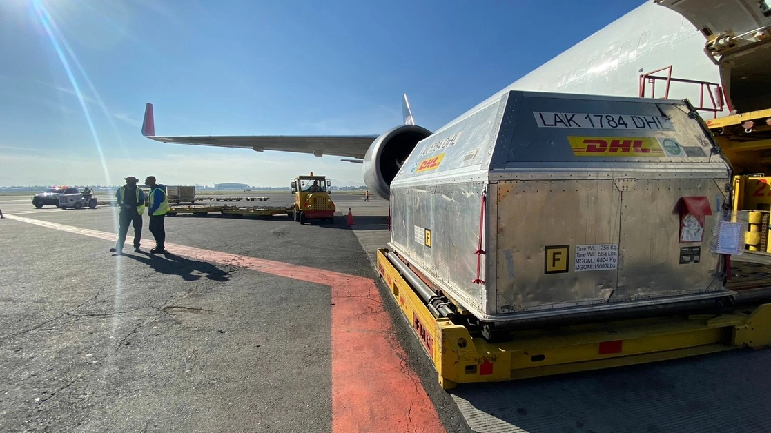 Esta mañana México recibió 594 mil 360 vacunas envasadas Pfizer-BioNTech contra el Covid-19. Foto tomada del Twitter de @SRE_mx