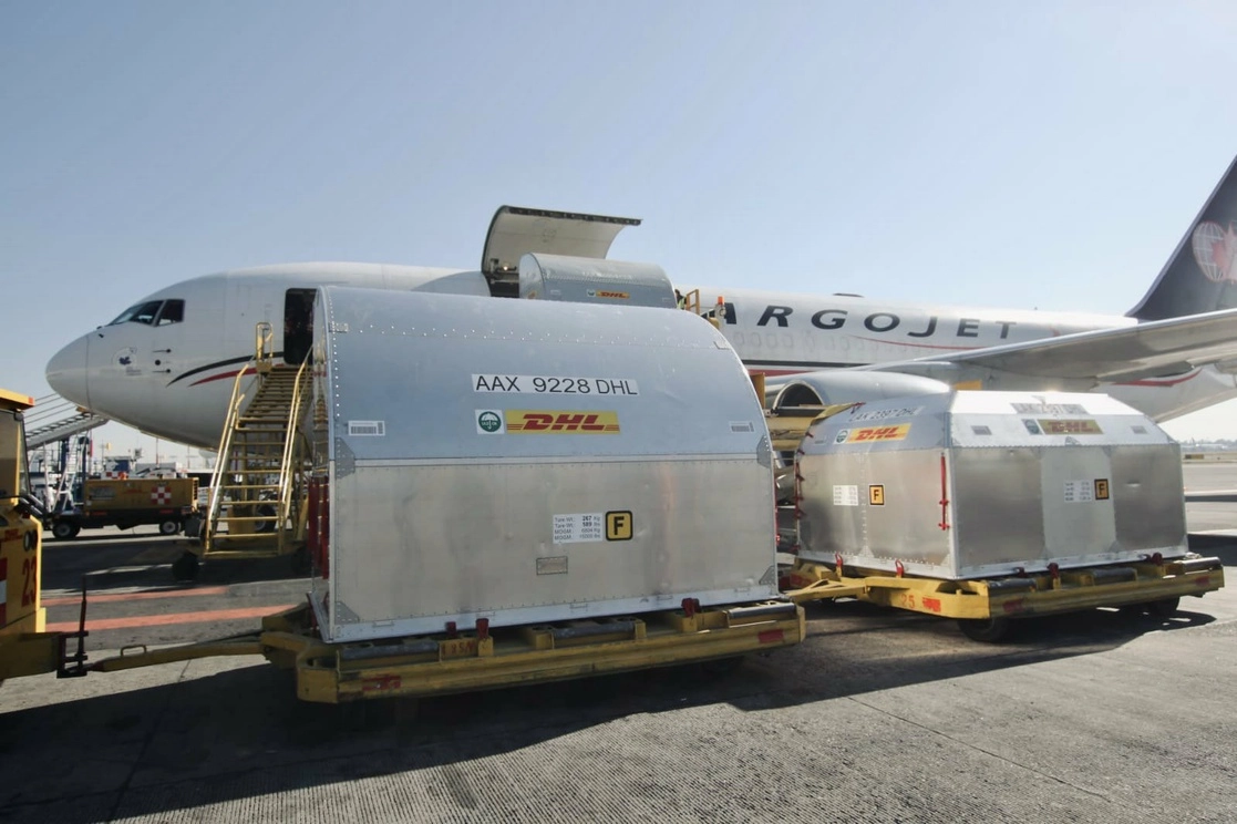 Hoy arribó un nuevo embarque con 596 mil 700 vacunas contra el Covid-19 de Pfizer-BioNTech al Aeropuerto Internacional de la Ciudad de México. Foto tomada del Twitter de @Birmex