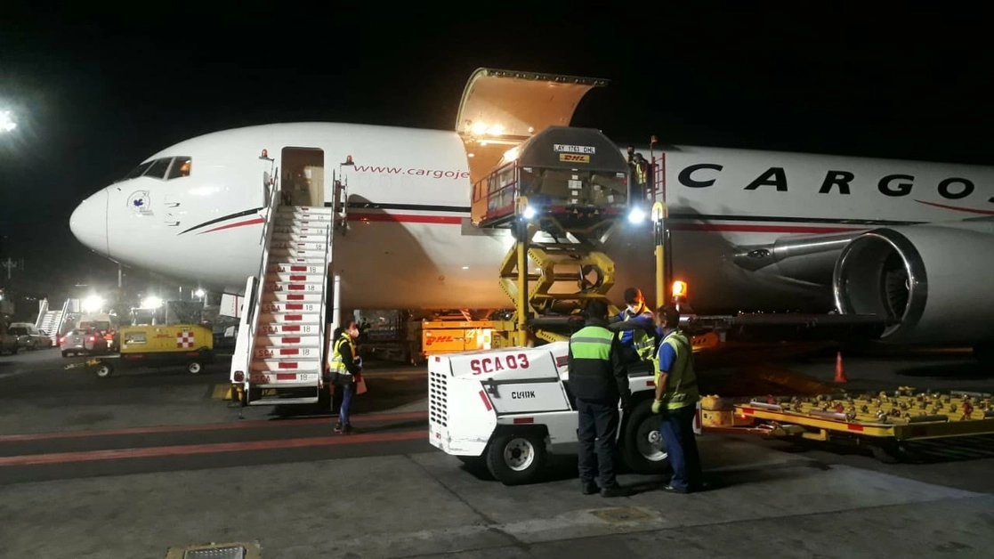 Arribo del lote de 487 mil 500 vacunas contra Covid-19 del laboratorio Pfizer en el Aeropuerto Internacional de la Ciudad de México, el 12 de abril de 2021. Foto tomada del Twitter de @Birmex
