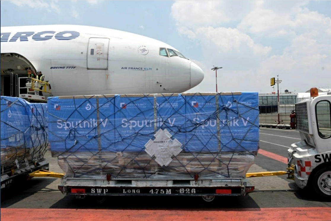 Uno de los contenedores que forman parte del sexto lote de 500 mil dosis de vacuna Sputnik V que llegaron a territorio nacional el 17 de mayo de 2021. Foto tomada de Twitter @m_ebrard