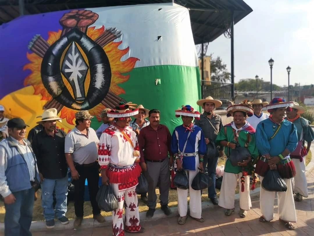 La Caravana de la Dignidad y Conciencia Wixárika, proveniente de estado de Jalisco, arribó anoche a Queréndaro, Michoacán, rumbo a la Ciudad de México. Foto cortesía CSIM