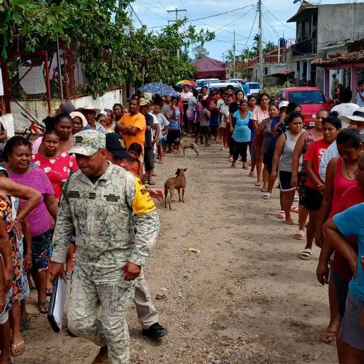 Personas se forman para recibir la ayuda. Foto