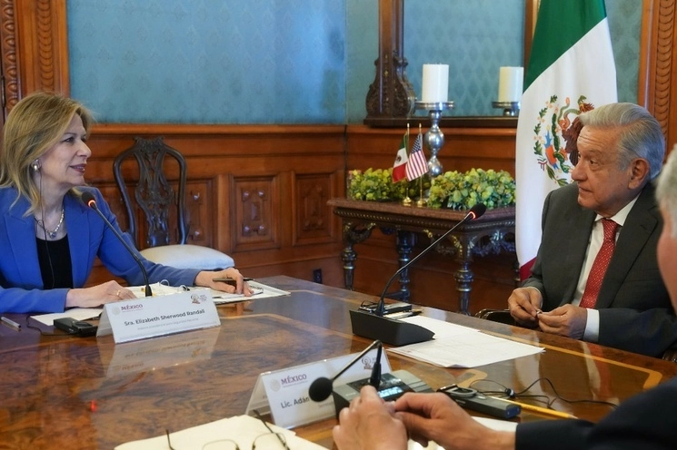 Por la mañana, en su conferencia en Palacio Nacional, López Obrador, confirmó esta reunión y que el tema sería migración. Foto tomada de X @lopezobrador_ / Archivo
