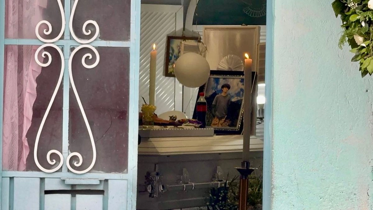 Tanto en Iztapalapa, como en Veracruz, amigos y familiares dieron el último adiós a Jesús Israel, estudiantes asesinado en el CCH Sur de la UNAM. Foto 