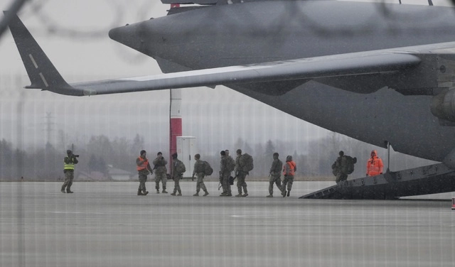 Un importante contingente de refuerzos estadunidense llegó el domingo a un aeropuerto del sudeste de Polonia. Foto Ap 