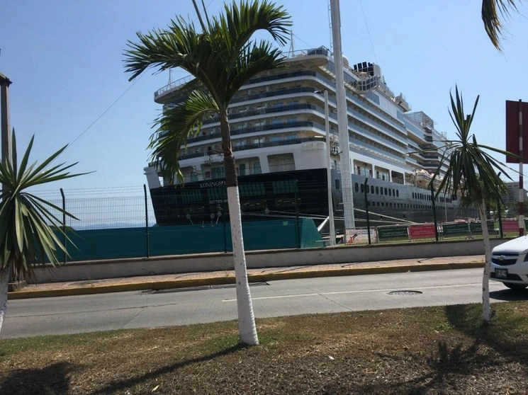 En el arranque de la reactivación económica y con 542 tripulantes, arribó a Puerto Vallarta el crucero Koningsdam, perteneciente a la línea naviera Holland America Line. Foto Javier Santos