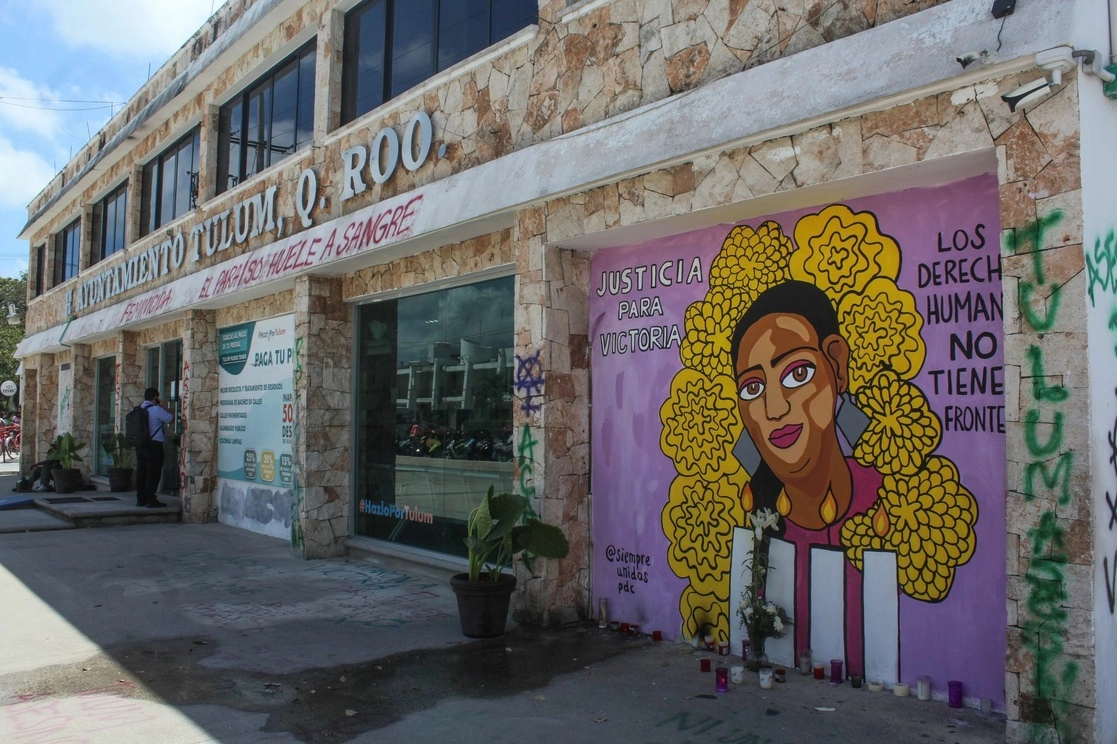 Manifestantes realizaron un mural con la imagen de Victoria Salazar, mujer salvadoreña que falleció tras ser sometida por la policía, a un costado del Ayuntamiento municipal de Tulum, Quintana Roo, el 31 de marzo de 2021. Foto Cuartoscuro