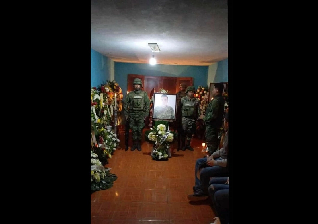 Soldados hacen la Guradia de Honor a su compañero asesinado en  el cumplimiento de su deber, en Palmillas, Sinaloa. Foto ‘La Jornada’ 